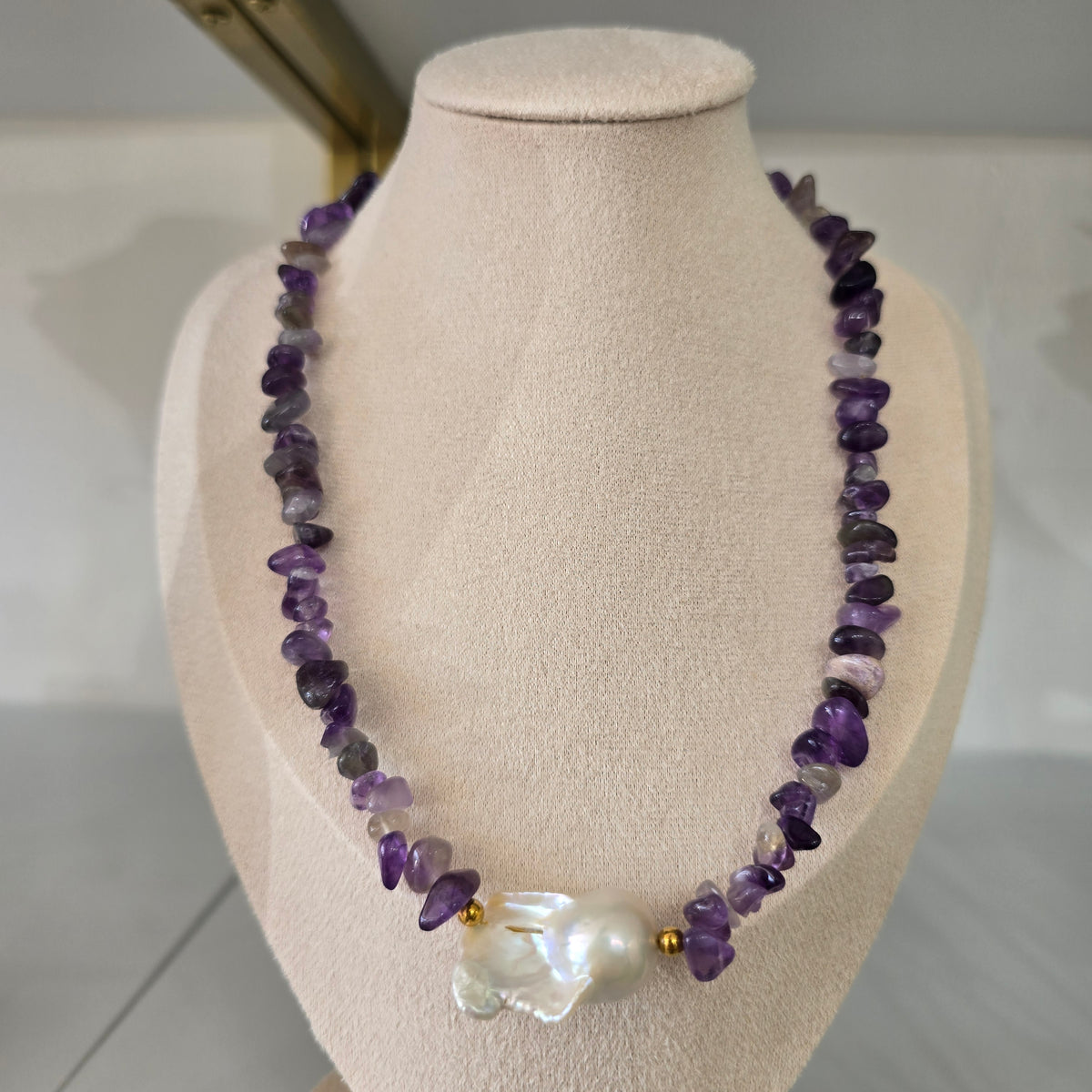 Collar amatista con perla barroca