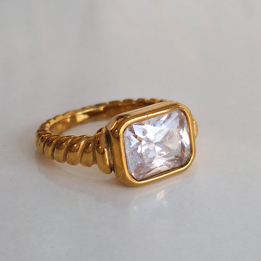 GOLDEN CRISTAL RING