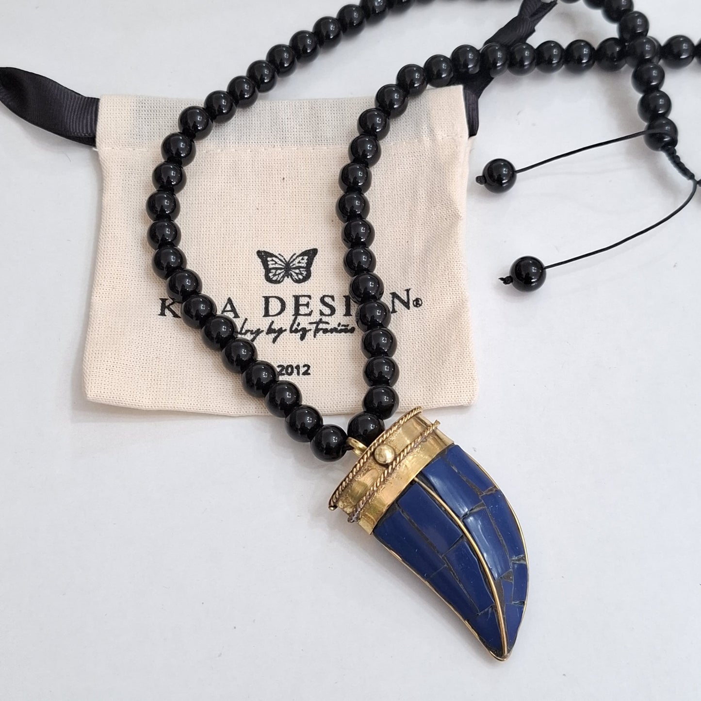 Collar colmillo azul con obsidiana