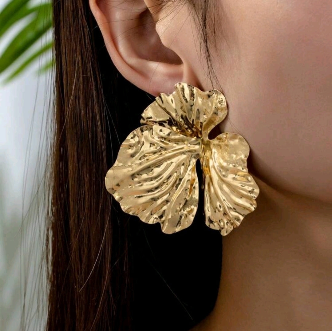 ARETES DE FLOR DORADOS